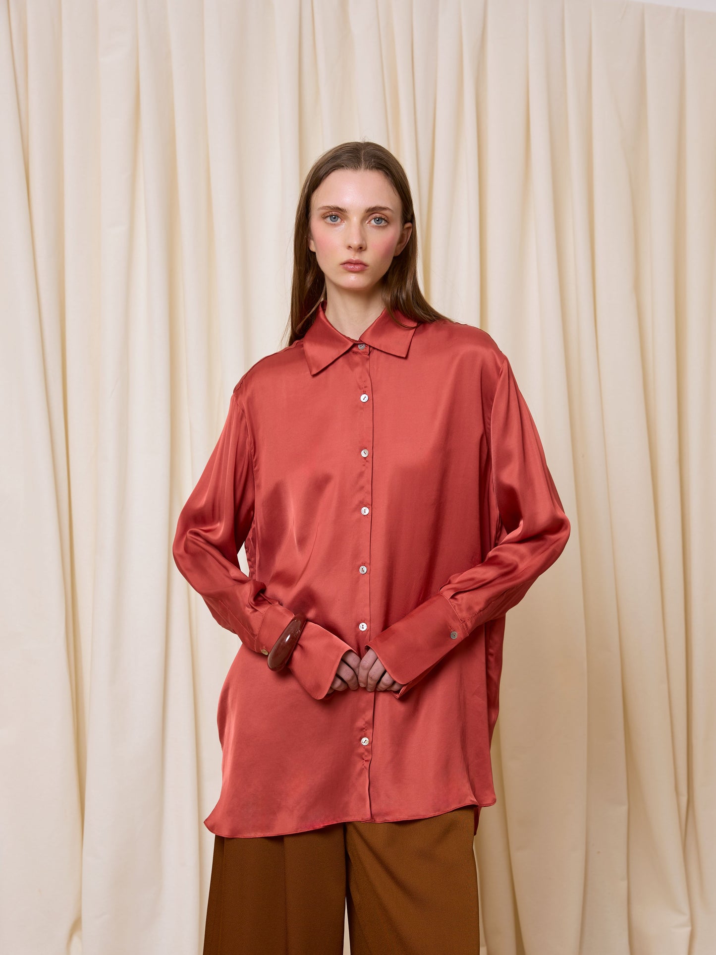 Camisa satinada teja