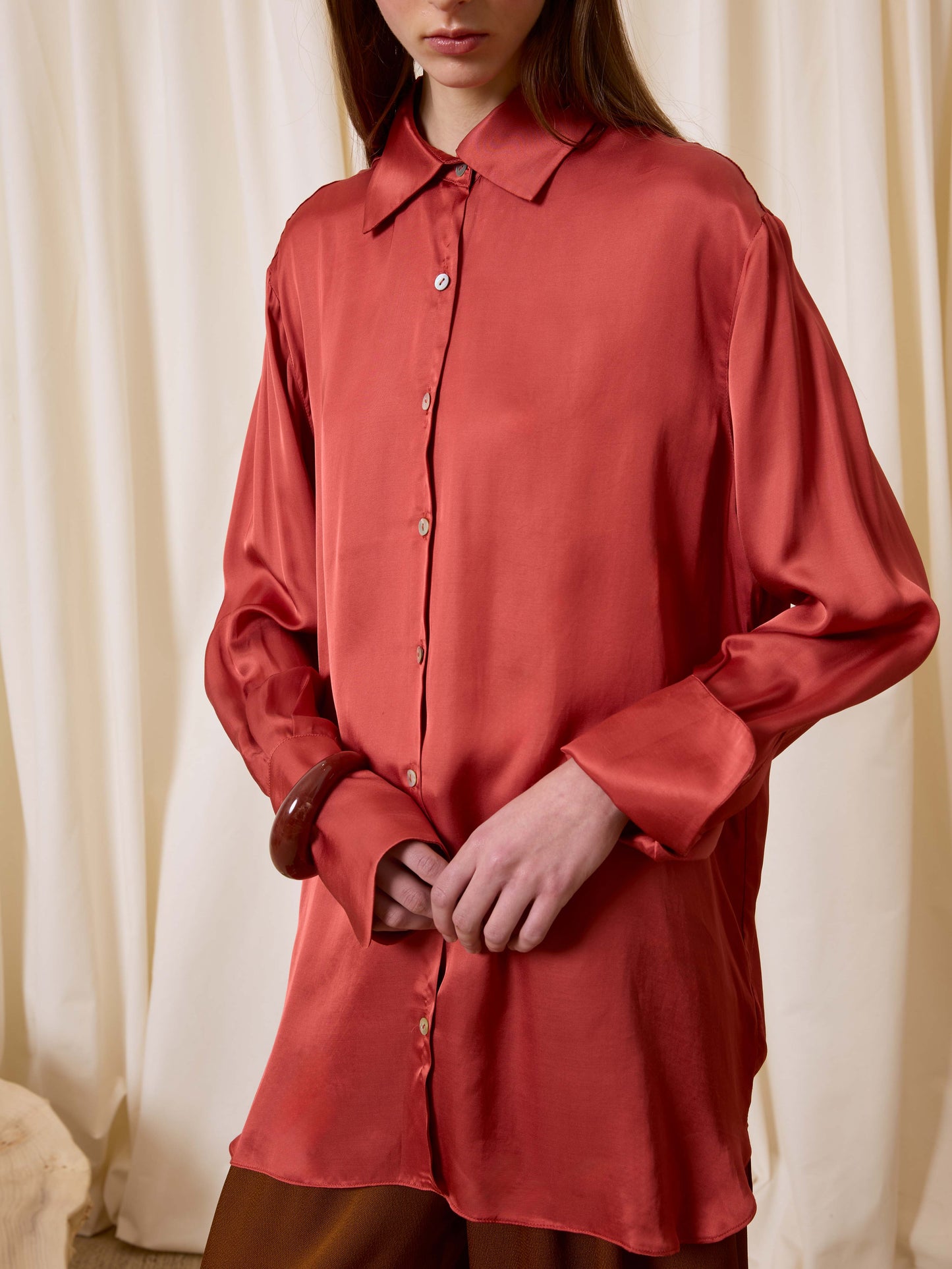 Camisa satinada teja