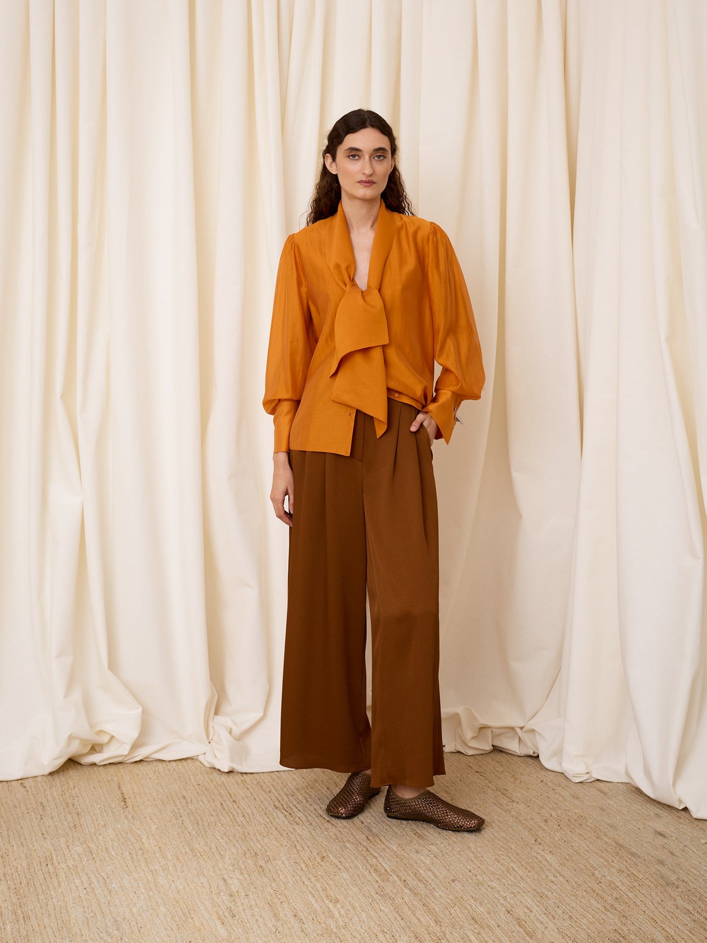 Blusa escote pico naranja