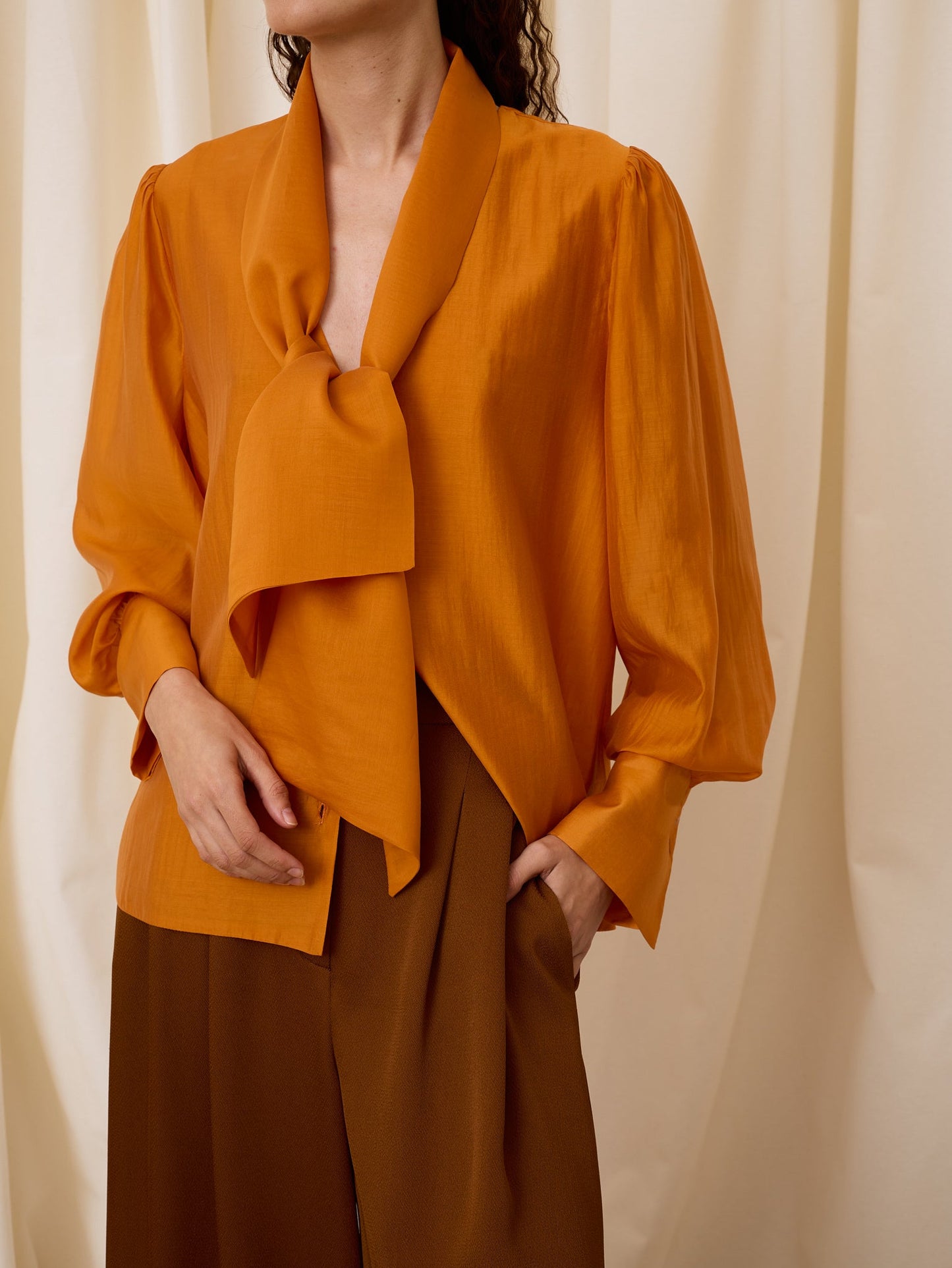 Blusa escote pico naranja