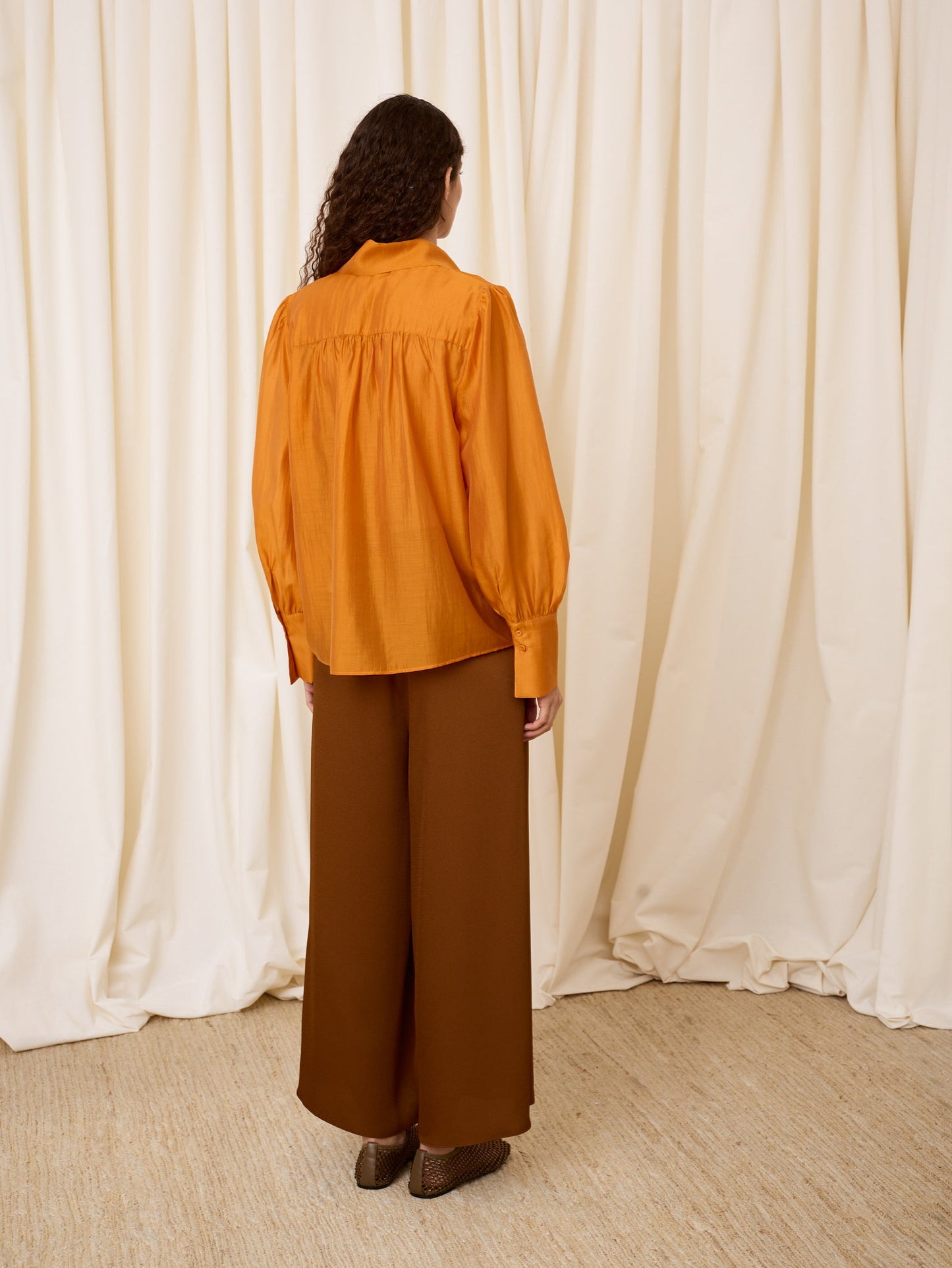 Blusa escote pico naranja
