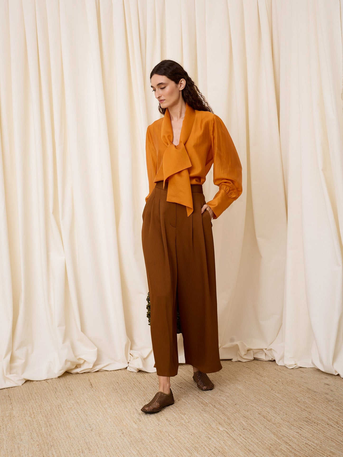 Blusa escote pico naranja
