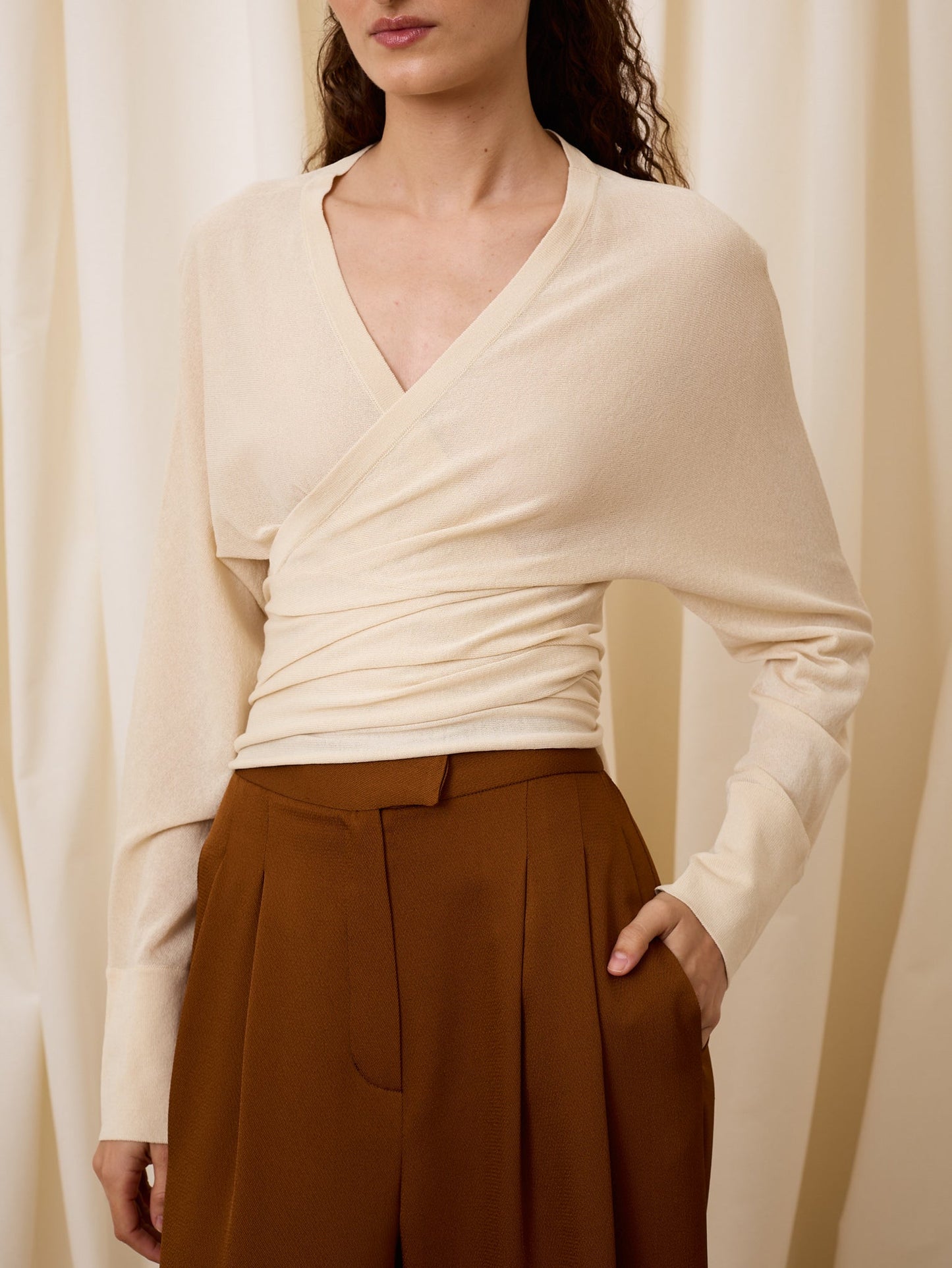 Chaqueta con lazada beige