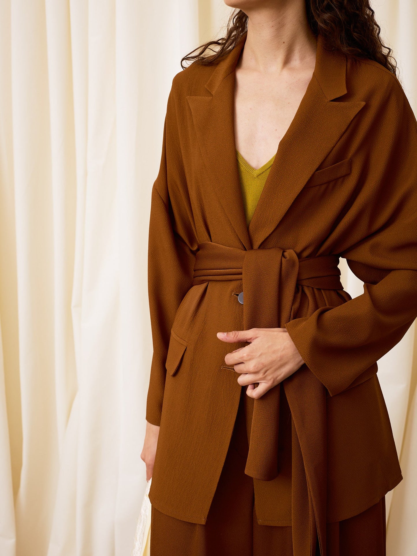Blazer satinada marrón chocolate
