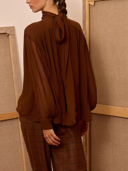 Blusa marrón cuello alto lazada