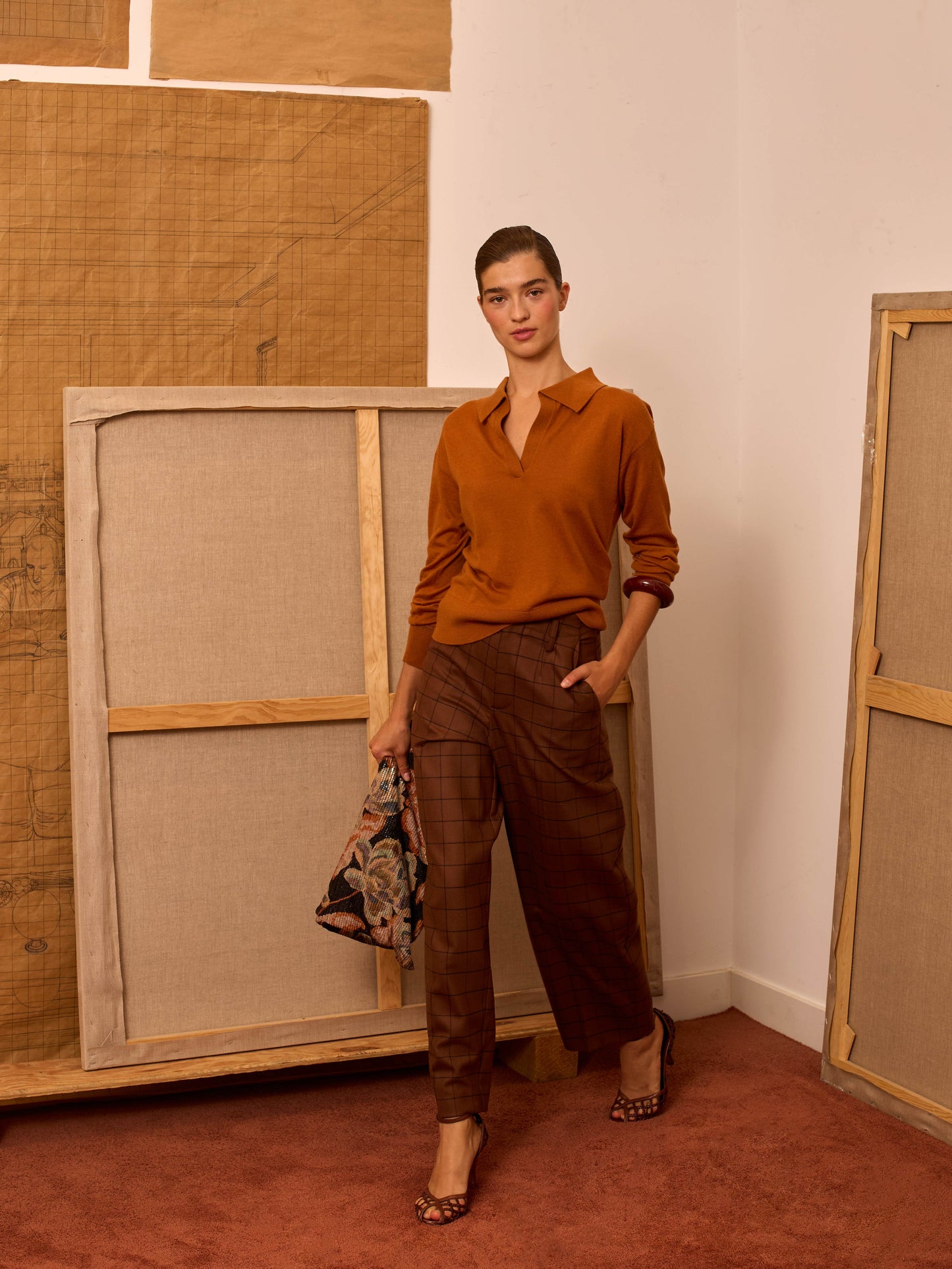 Pantalón carrot marrón de cuadros