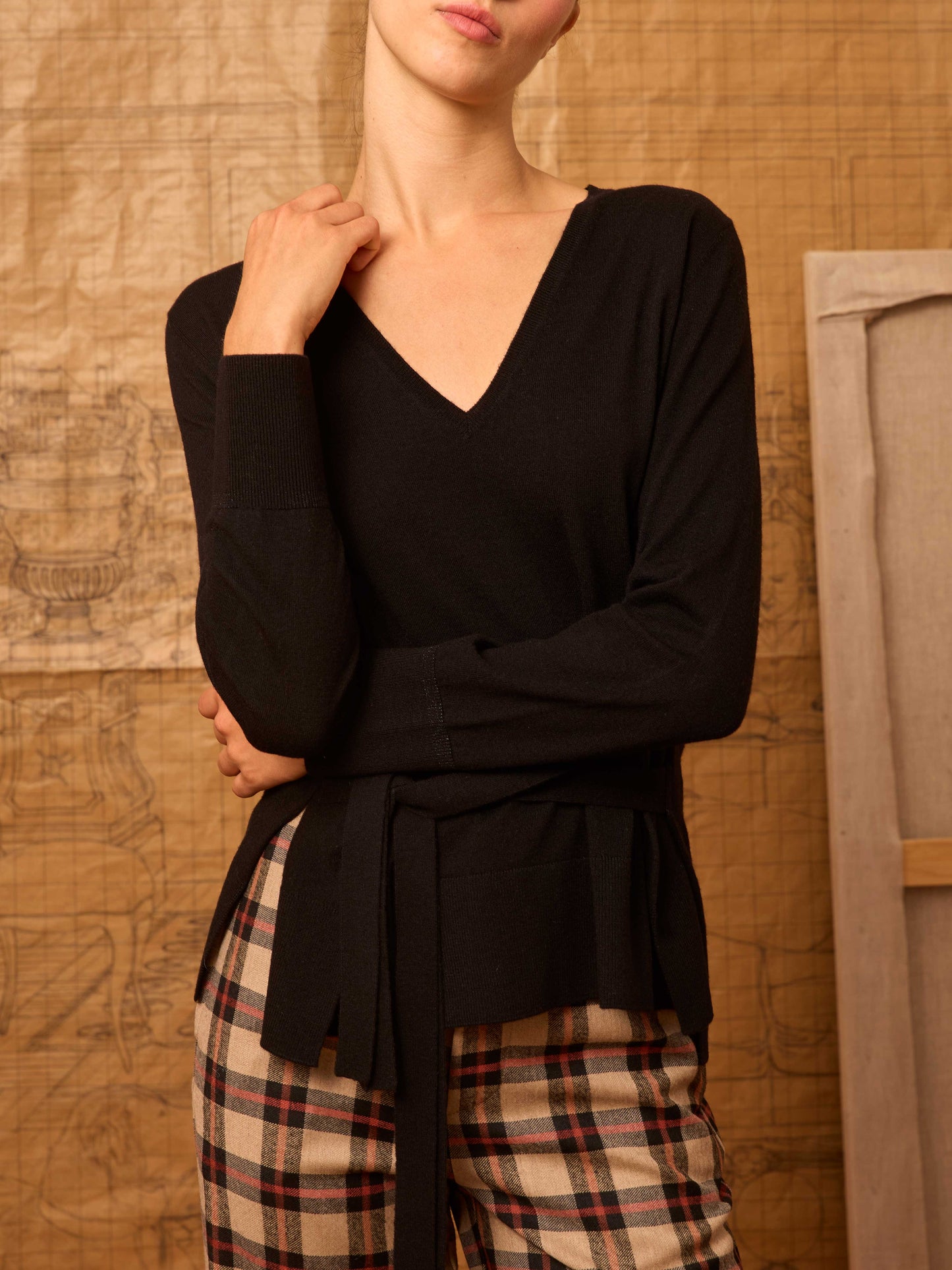 Jersey negro de pico con lazadas