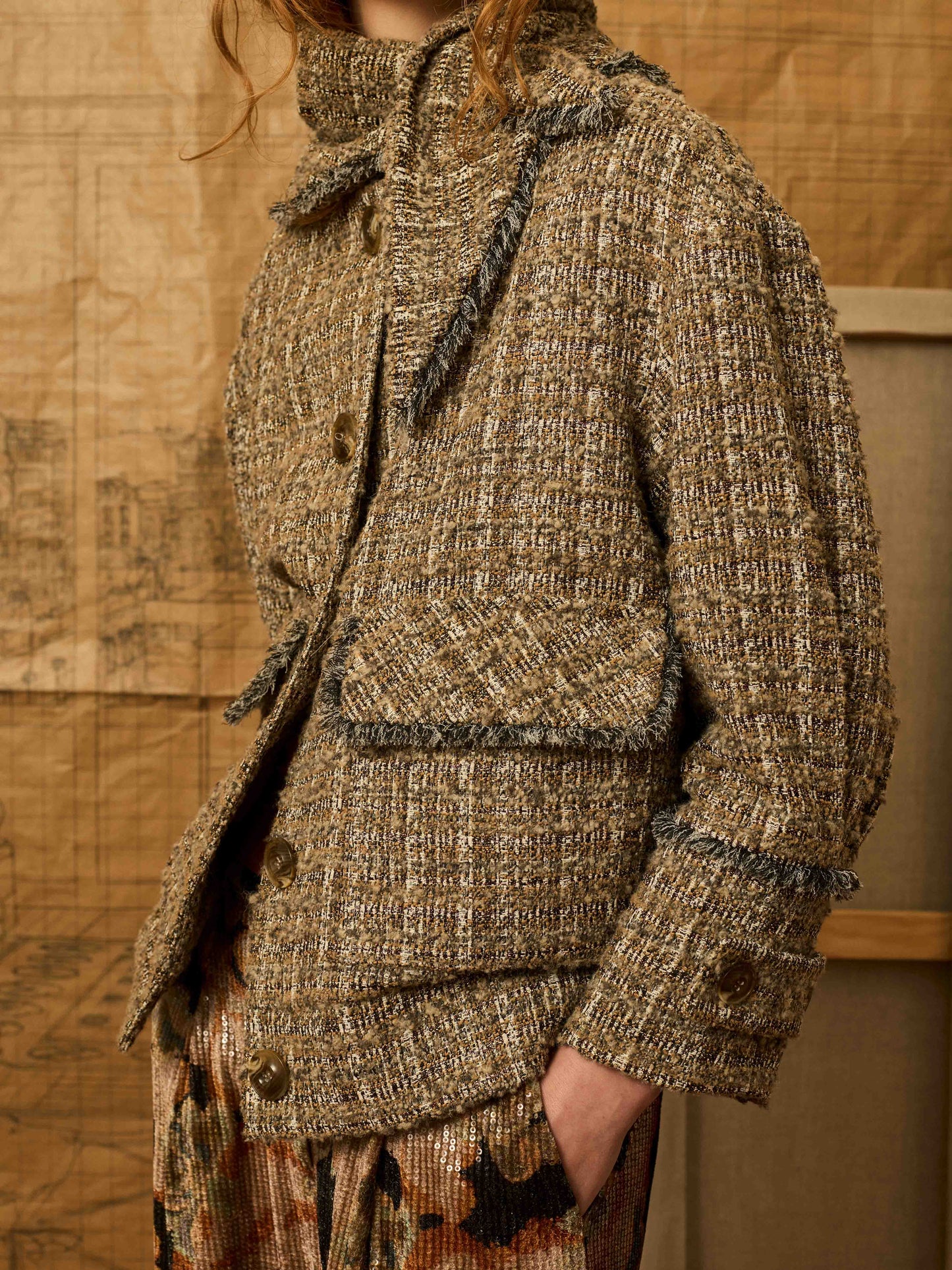 Cazadora topo con desflecado.