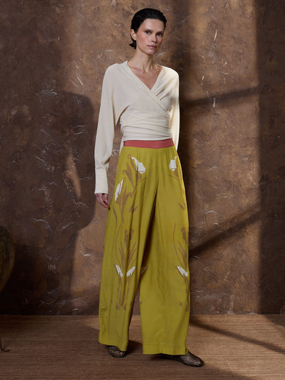Pantalón verde con estampado de flores