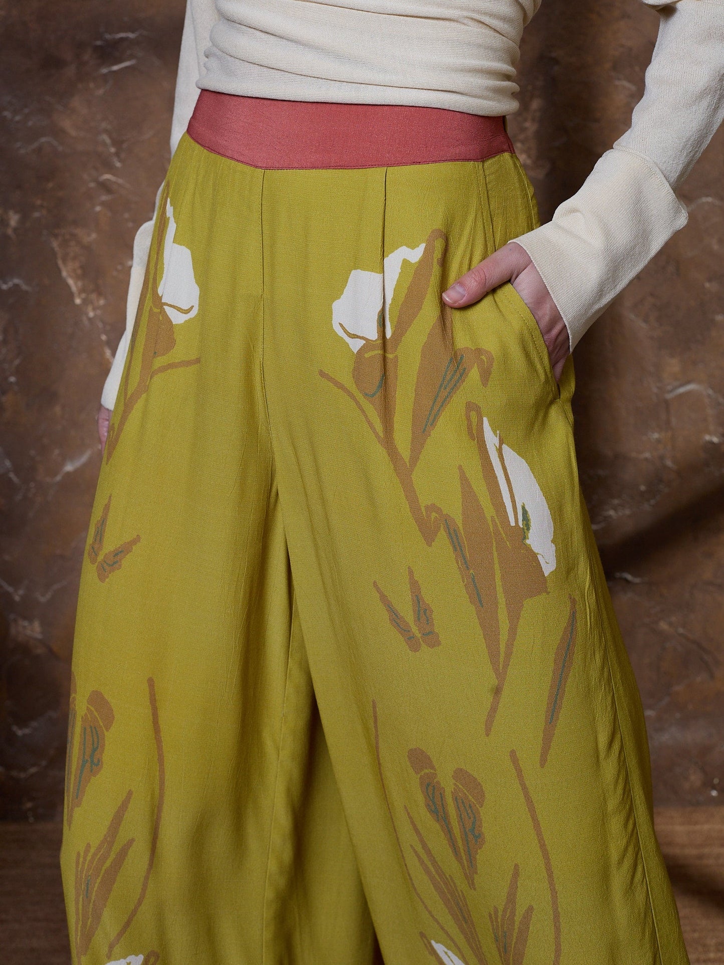 Pantalón verde con estampado de flores