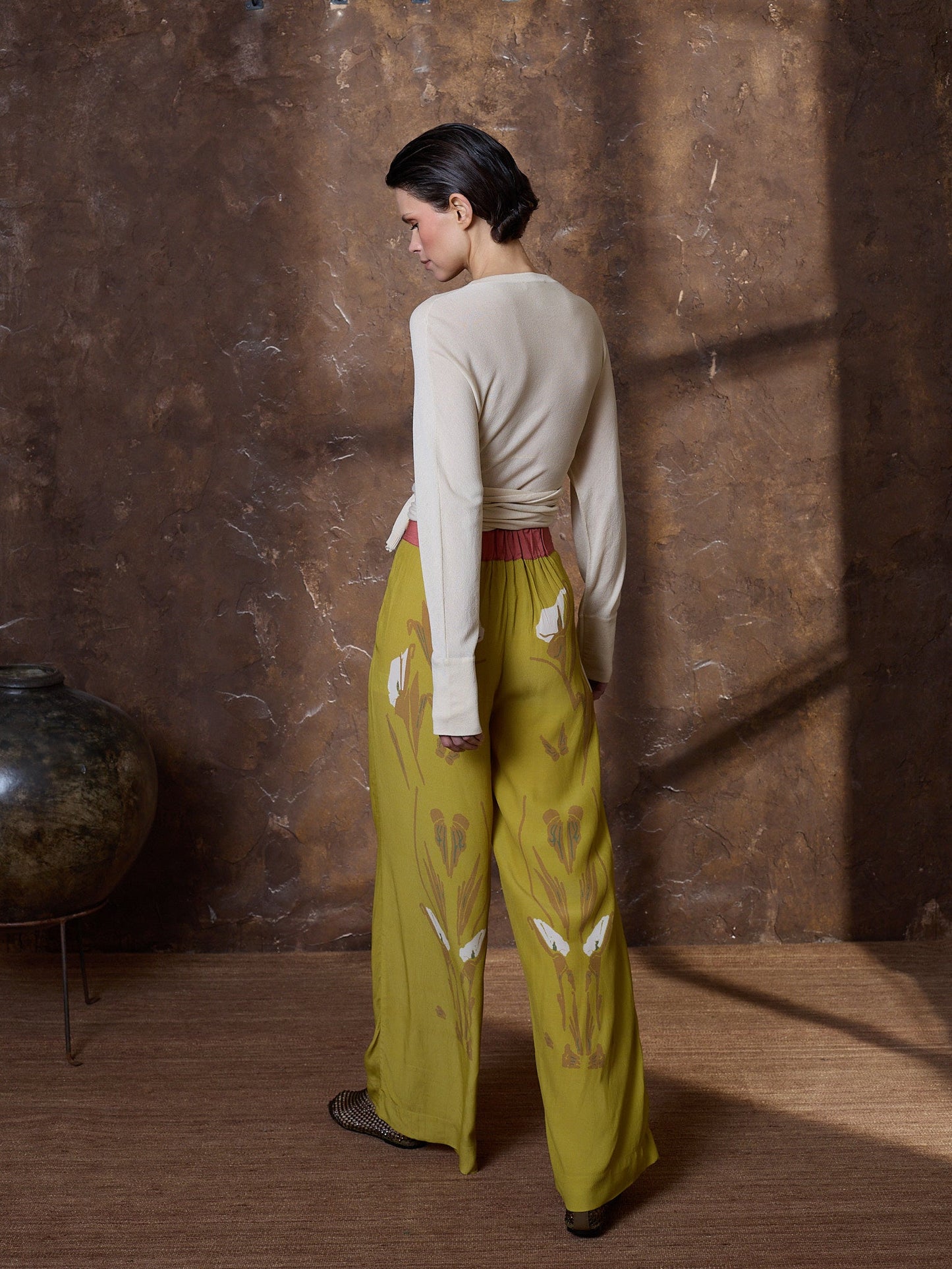 Pantalón verde con estampado de flores