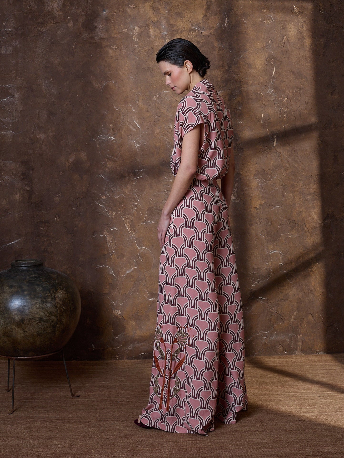 Pantalón palazzo granate estampado y bordado