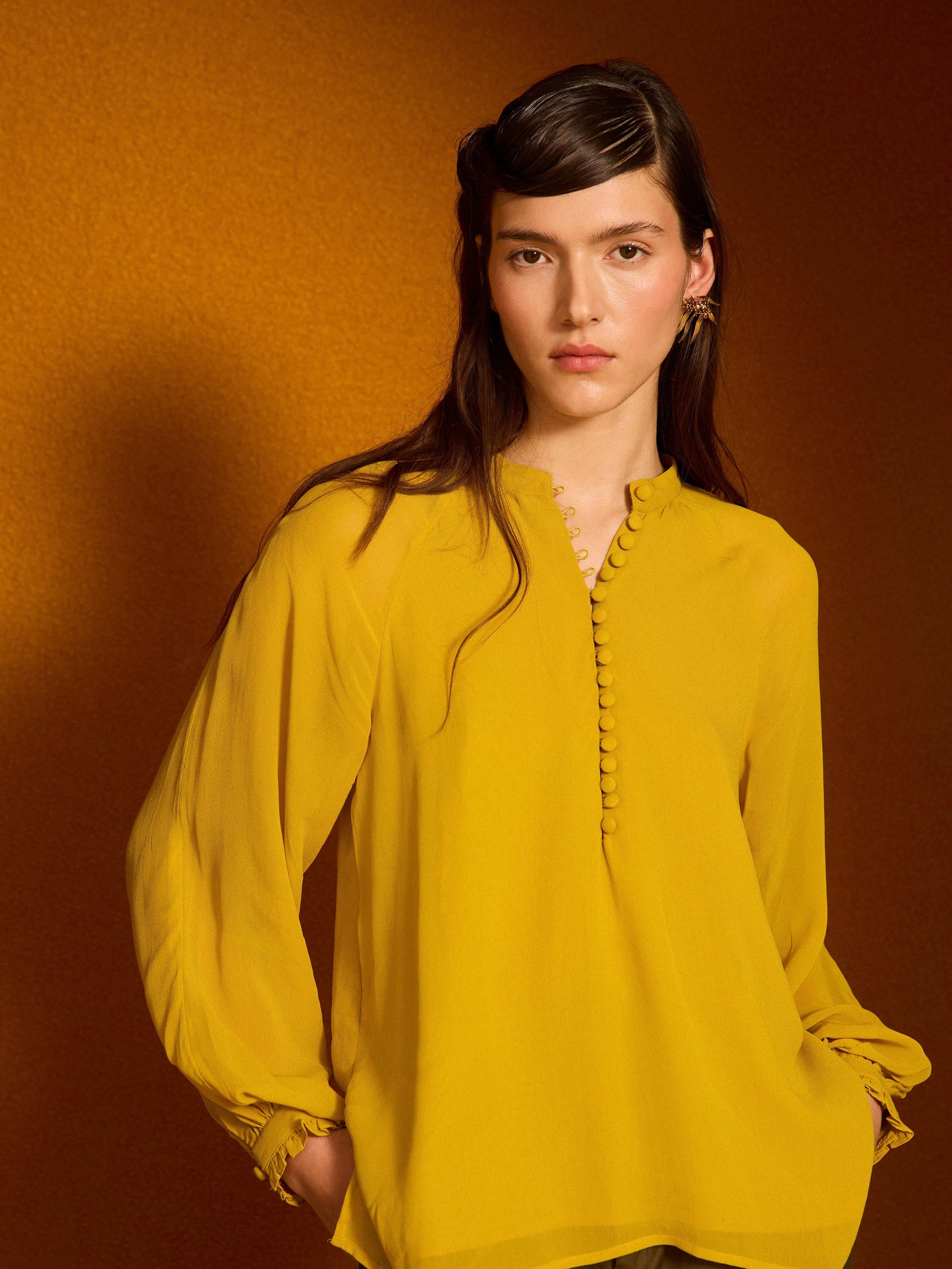 Blusa con botones mostaza