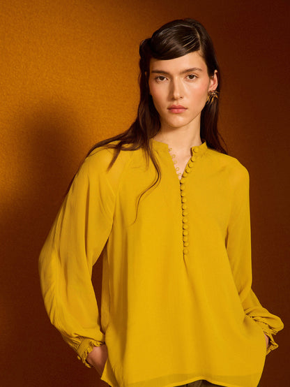 Blusa con botones mostaza