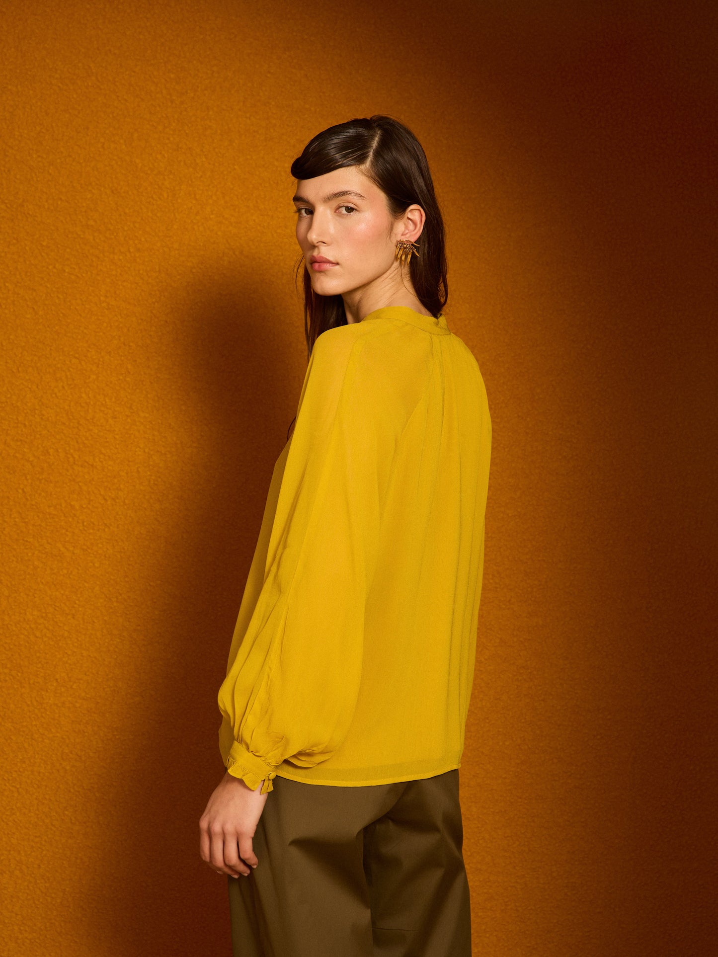 Blusa con botones mostaza