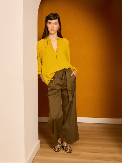 Blusa con botones mostaza