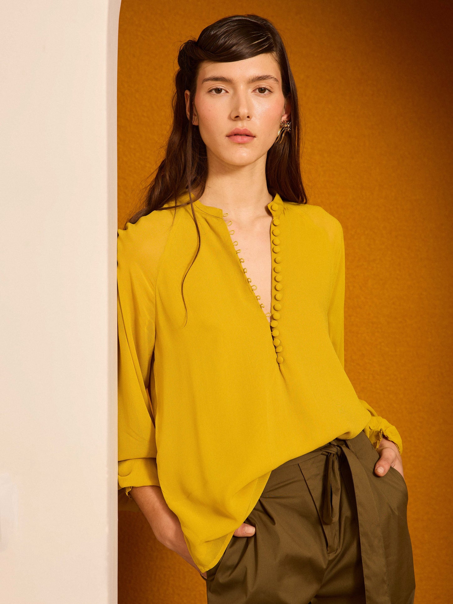 Blusa con botones mostaza