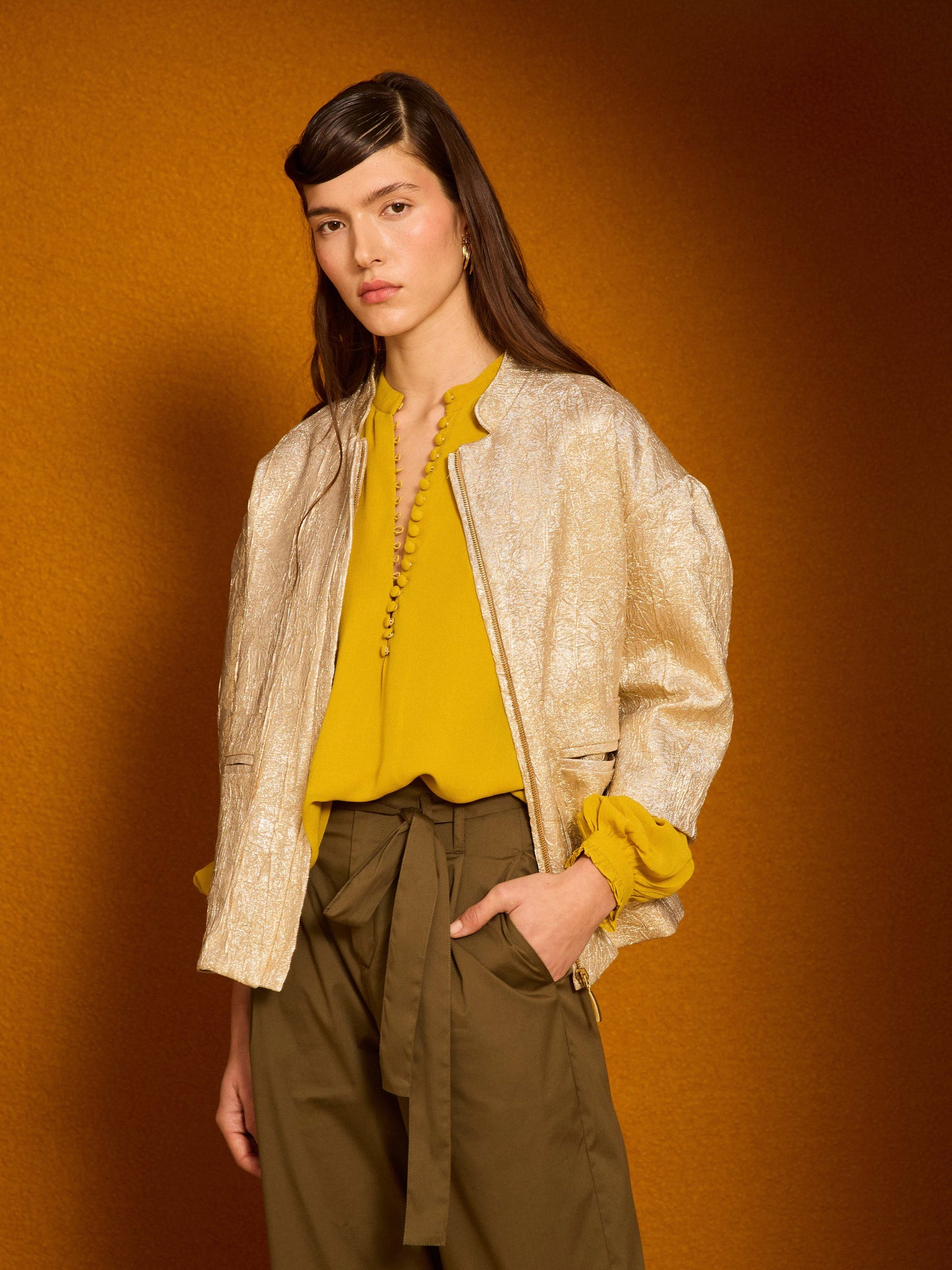 Blusa con botones mostaza