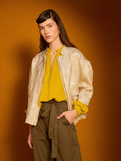 Blusa con botones mostaza