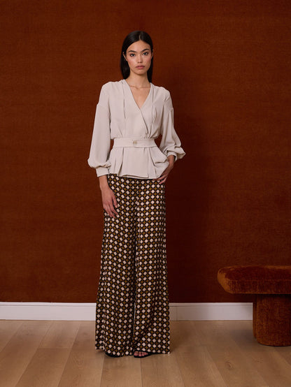 Blusa esocte pico y pliegues gris