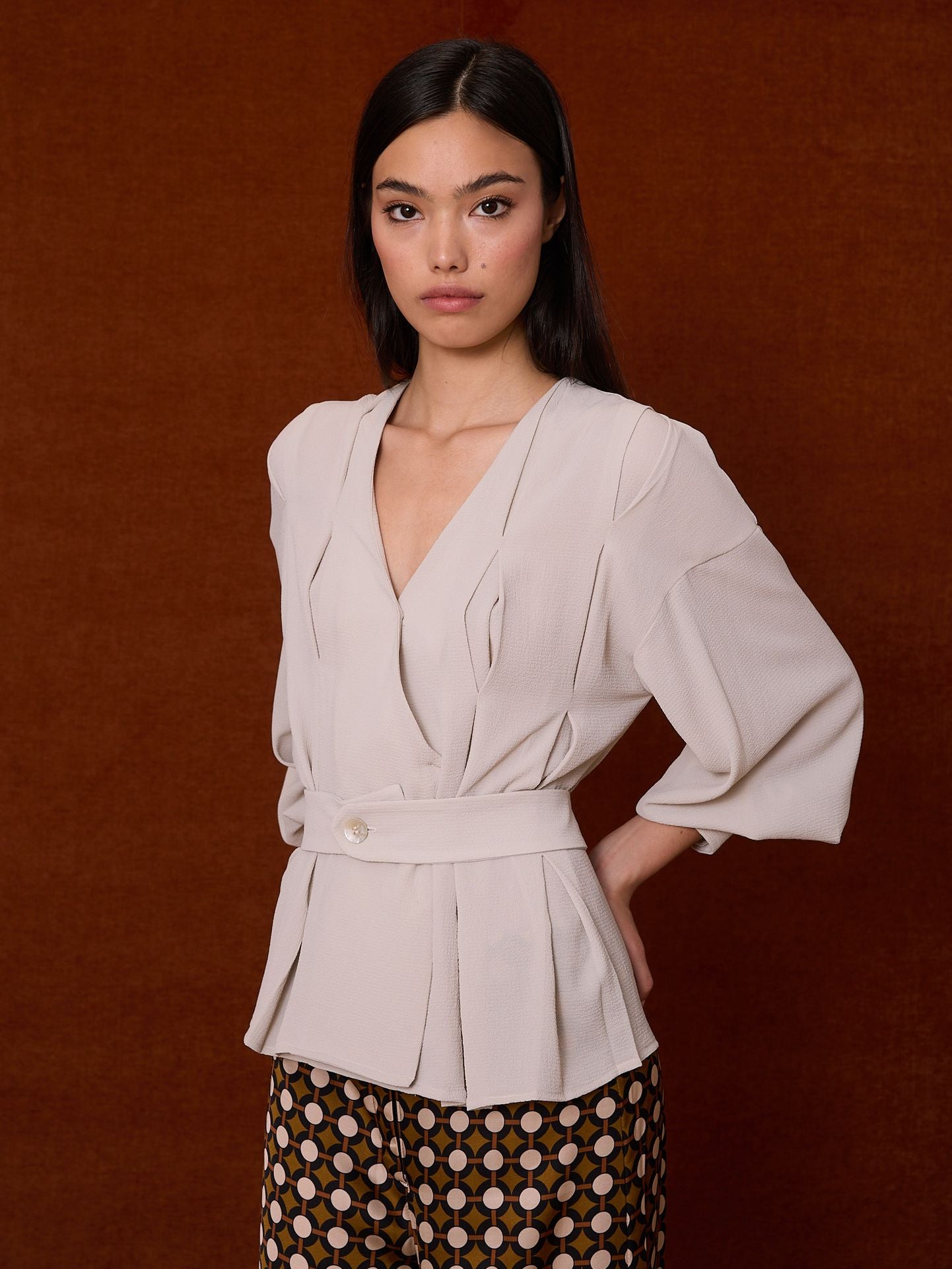 Blusa esocte pico y pliegues gris