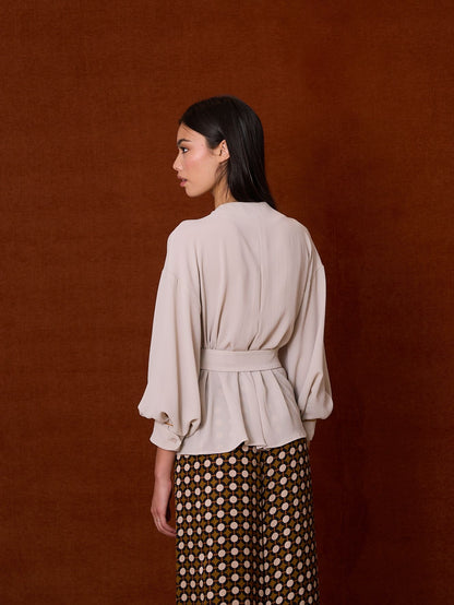 Blusa esocte pico y pliegues gris