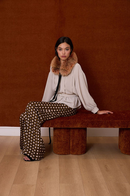 Blusa esocte pico y pliegues gris