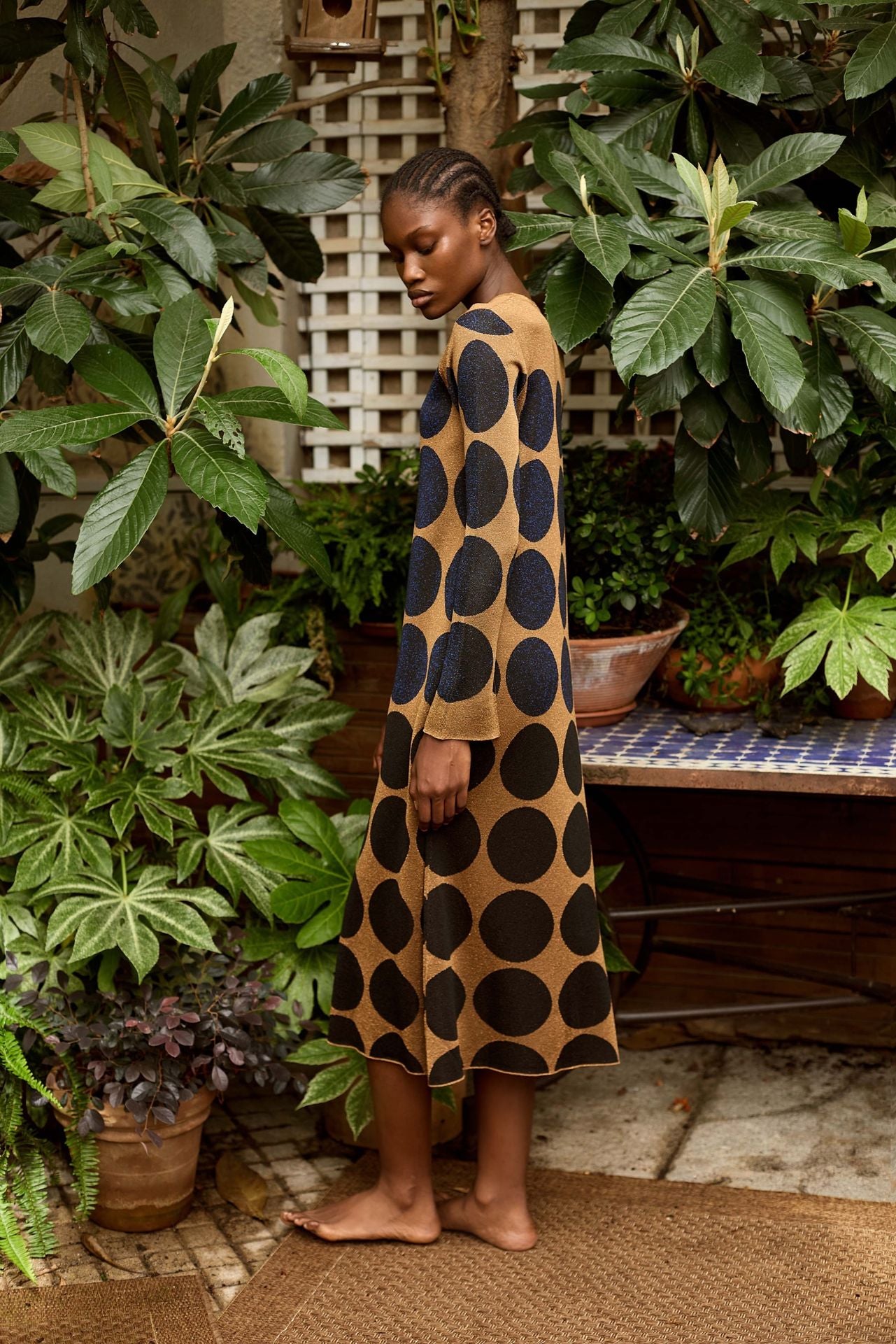 Vestido midi con lunares azul marino y negro