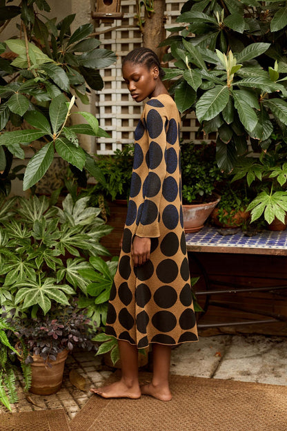 Vestido midi con lunares azul marino y negro