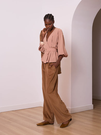 Blusa escote pico y pliegues maquillaje