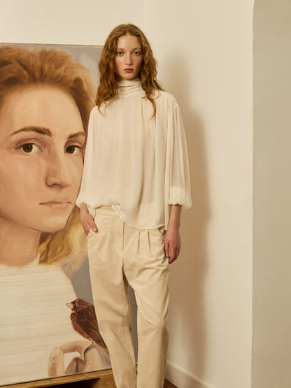 Blusa marfil cuello alto y lazada