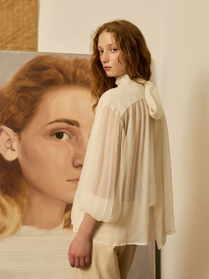 Blusa marfil cuello alto y lazada