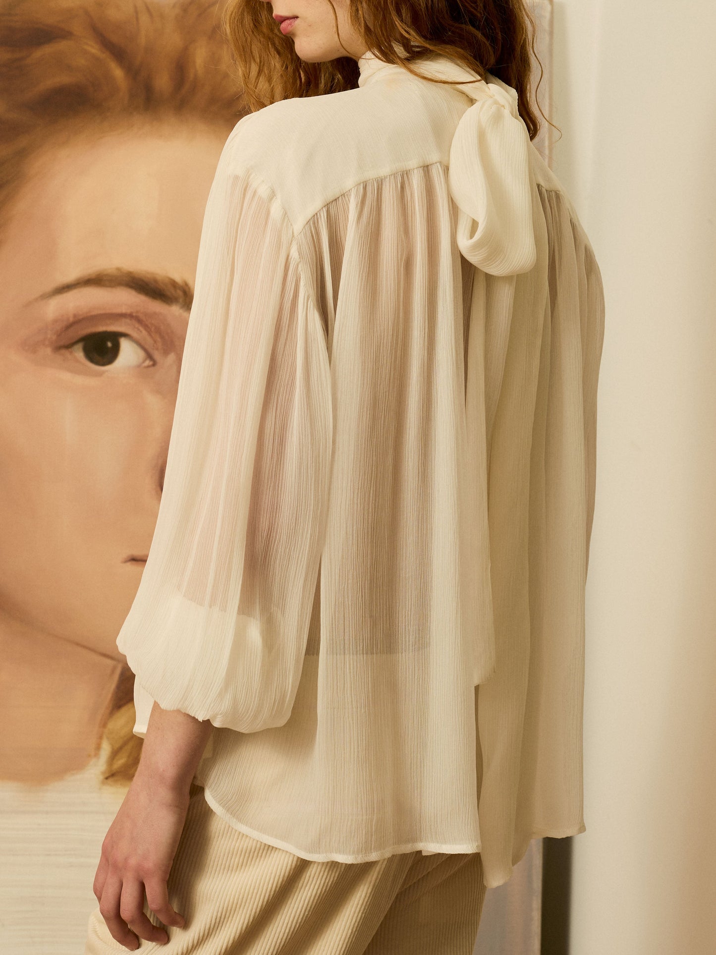 Blusa marfil cuello alto y lazada