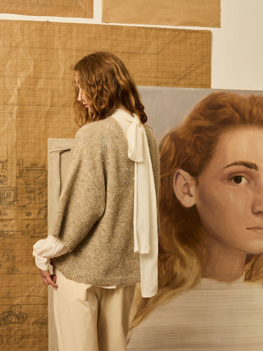 Jersey beige con flor bordada