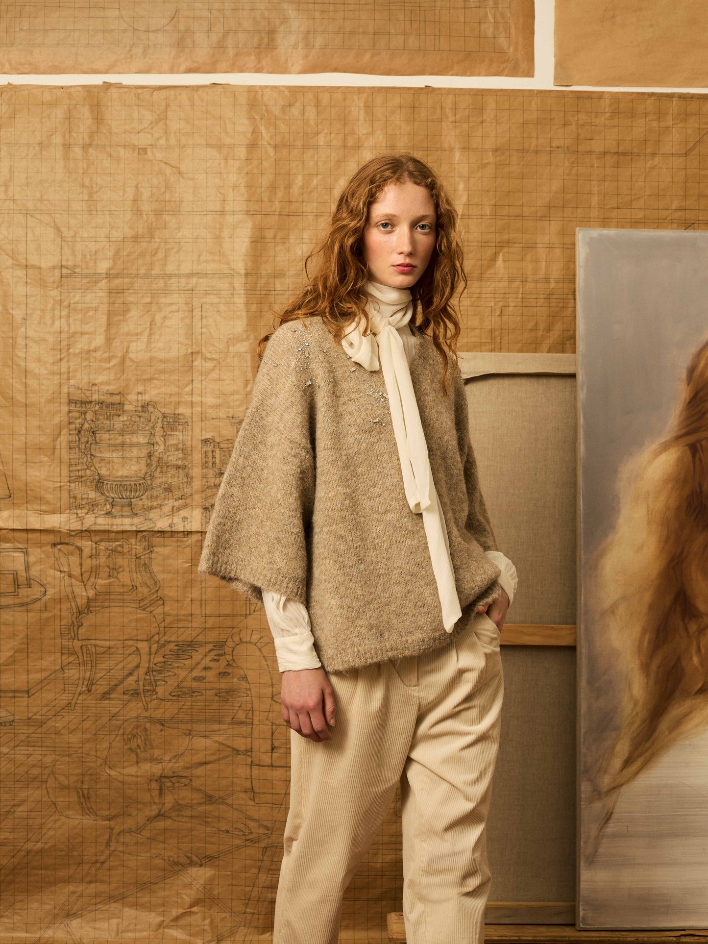 Jersey beige con flor bordada