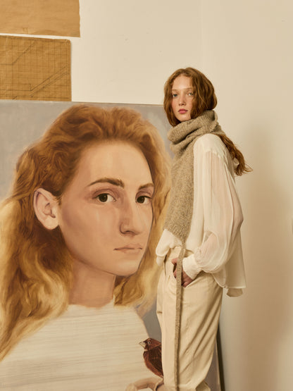 Blusa marfil cuello alto y lazada