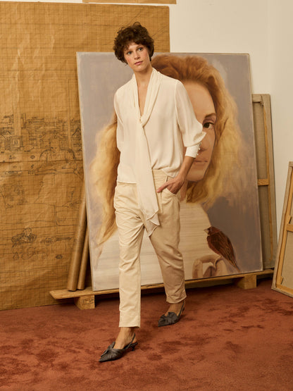 Blusa marfil con lazada en el cuello