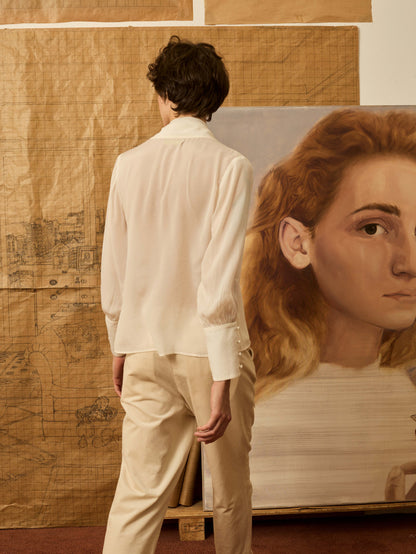 Blusa marfil con lazada en el cuello