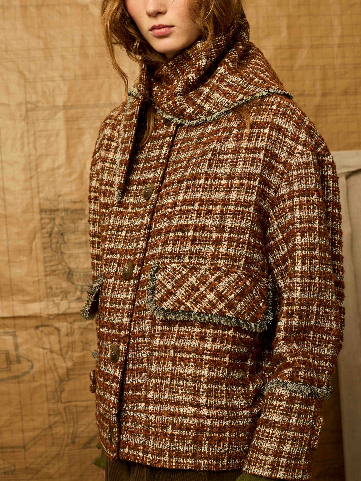 Cazadora naranja con desflecado