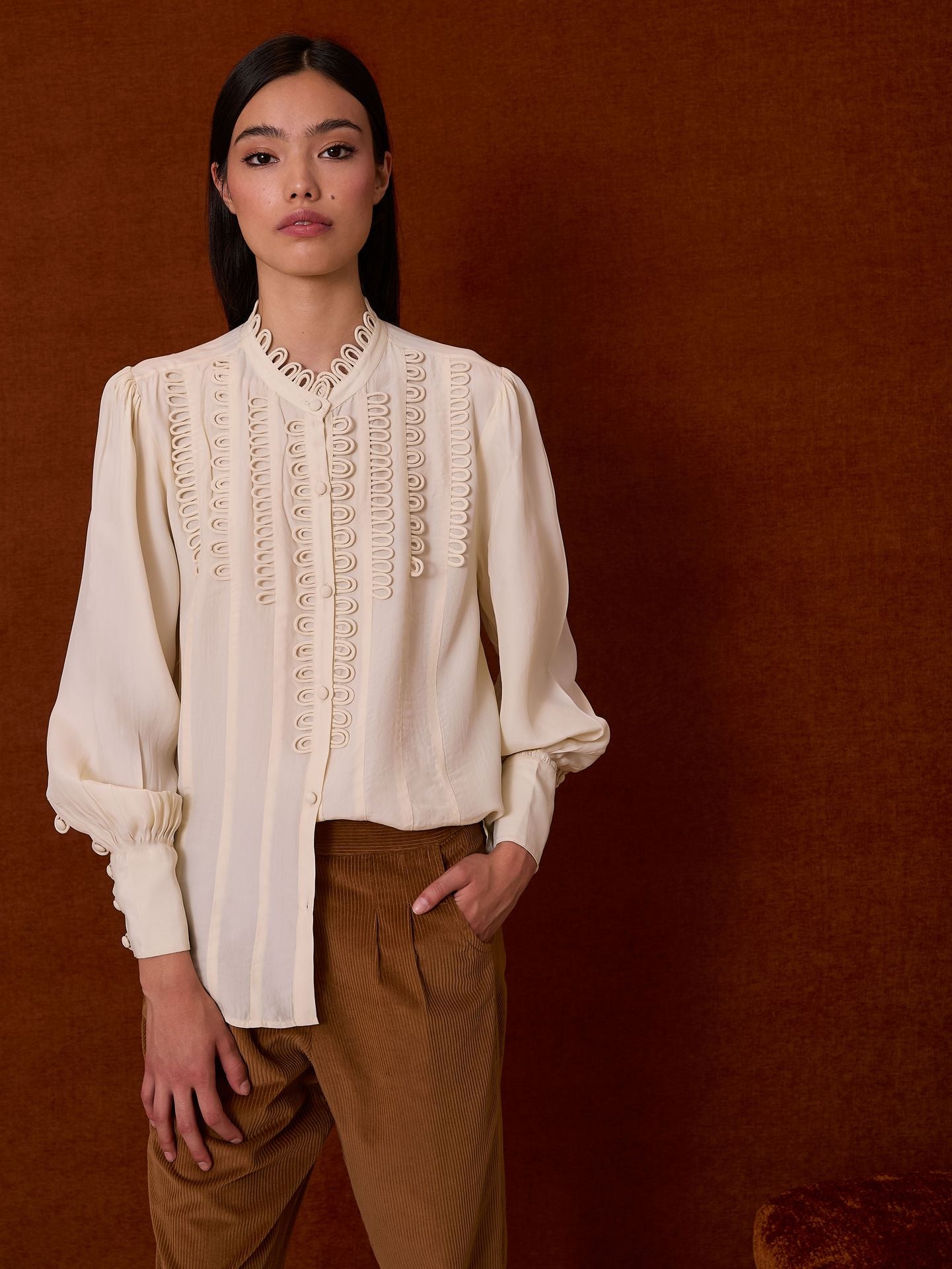 Camisa satinada con festones marfil