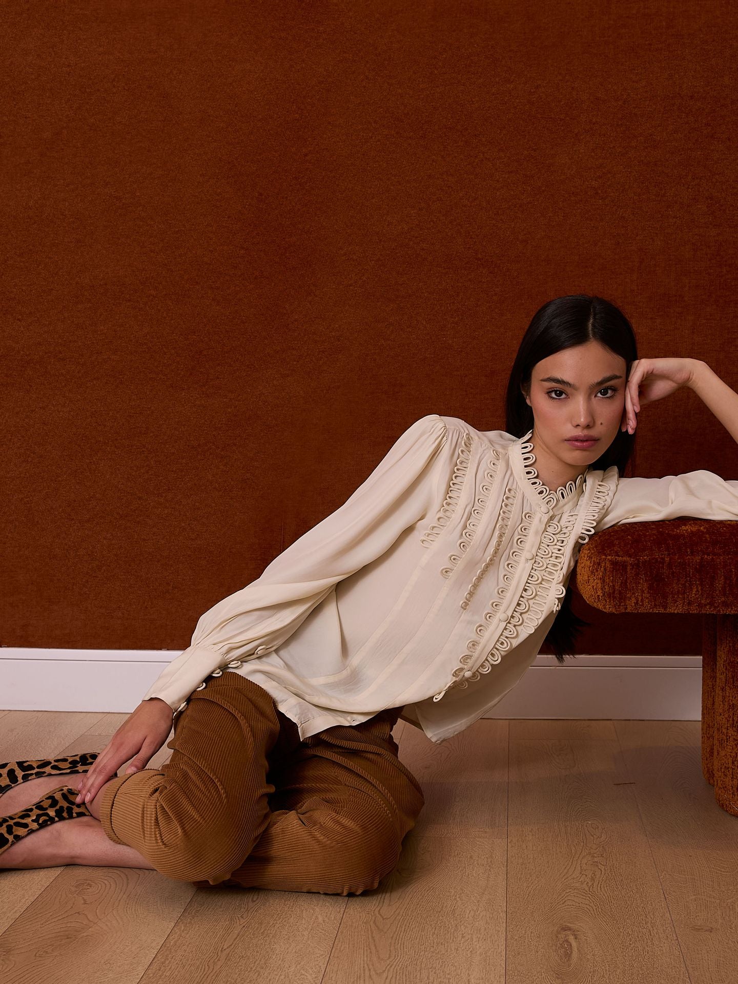 Camisa satinada con festones marfil