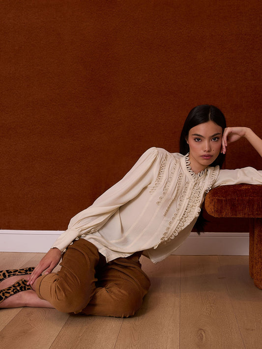 Camisa satinada con festones marfil