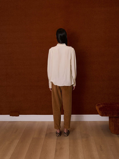 Camisa satinada con festones marfil