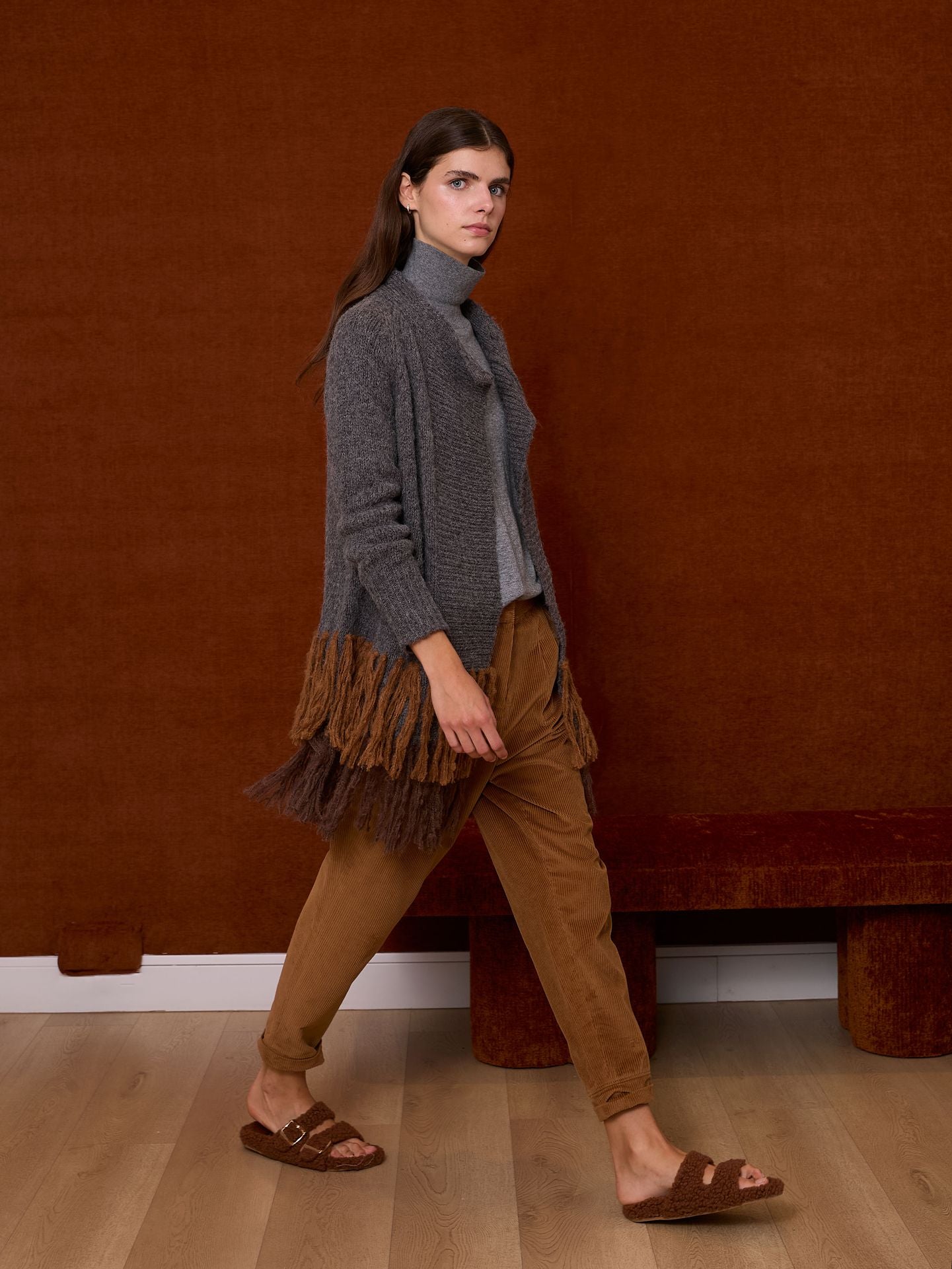 Chaqueta gris con flecos