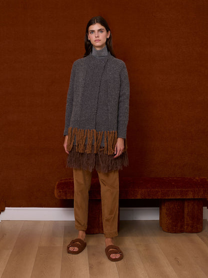 Chaqueta gris con flecos