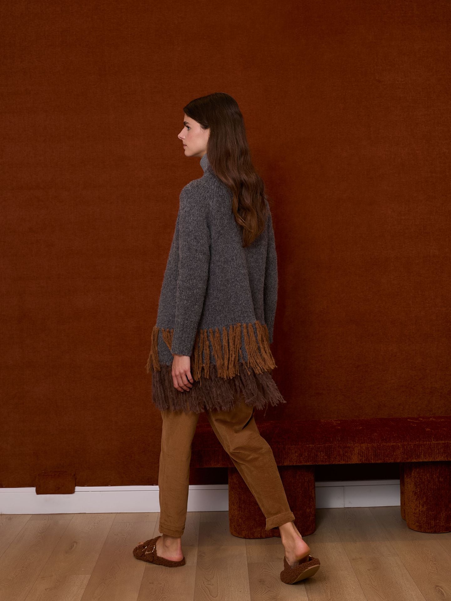 Chaqueta gris con flecos