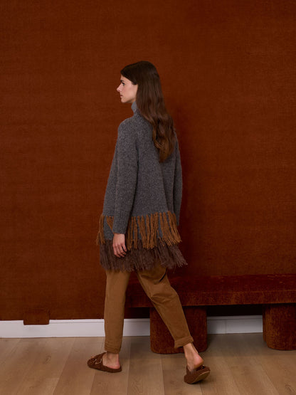 Chaqueta gris con flecos