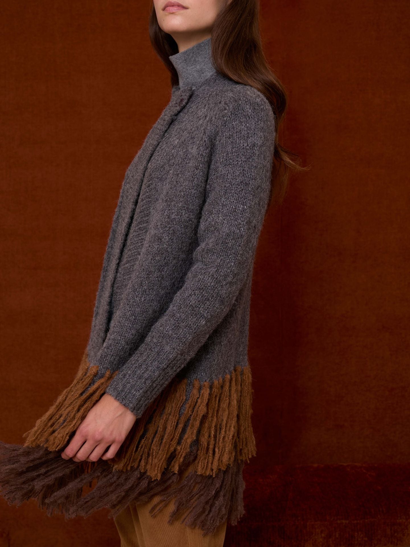 Chaqueta gris con flecos