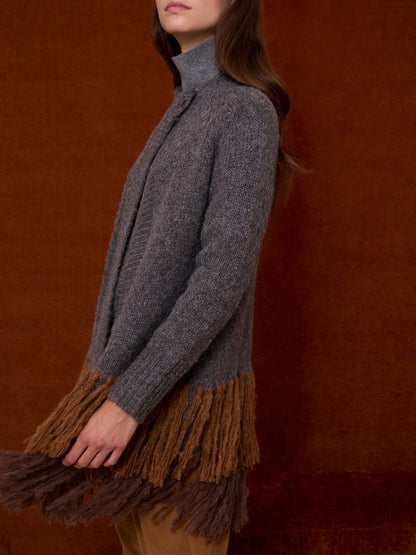 Chaqueta gris con flecos