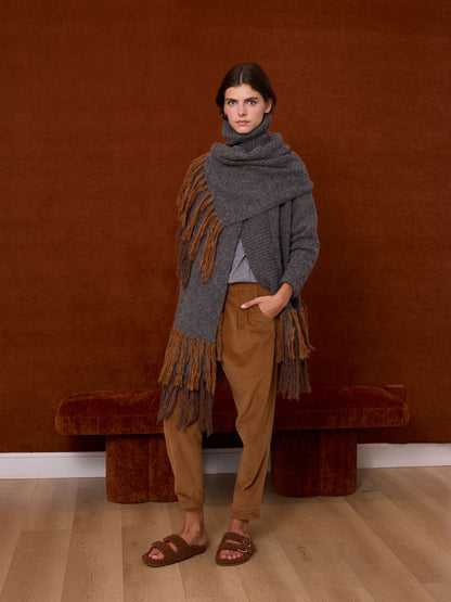 Chaqueta gris con flecos